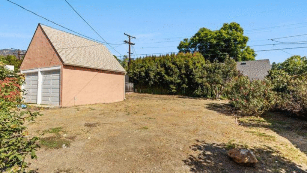 Backyard and garage - 1418 Cleveland Road in Glendale