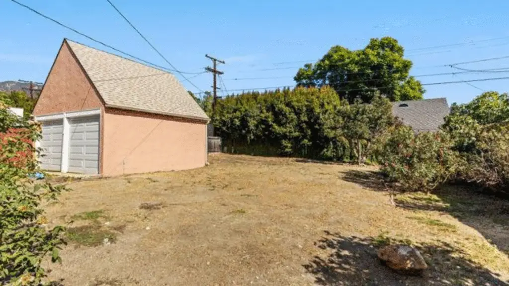 Backyard and garage - 1418 Cleveland Road in Glendale